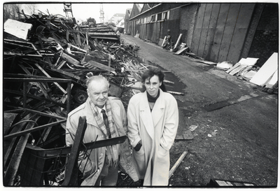 404166 Afbeelding van Ate Prozee en zijn dochter Yvonne op het terrein van oud-papier- en metaalhandel Prozee Recycling ...